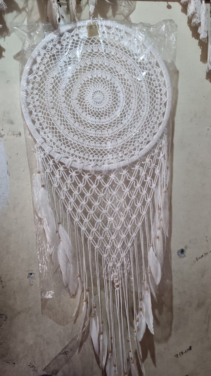 Handmade 50cm (19.6 inch) white crochet cotton dreamcatcher wall hanging with feathers and wooden beads – boho macrame decor.