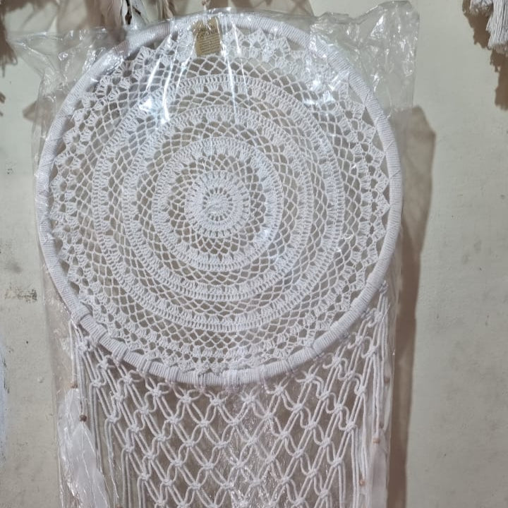 Handmade 50cm (19.6 inch) white crochet cotton dreamcatcher wall hanging with feathers and wooden beads – boho macrame decor.