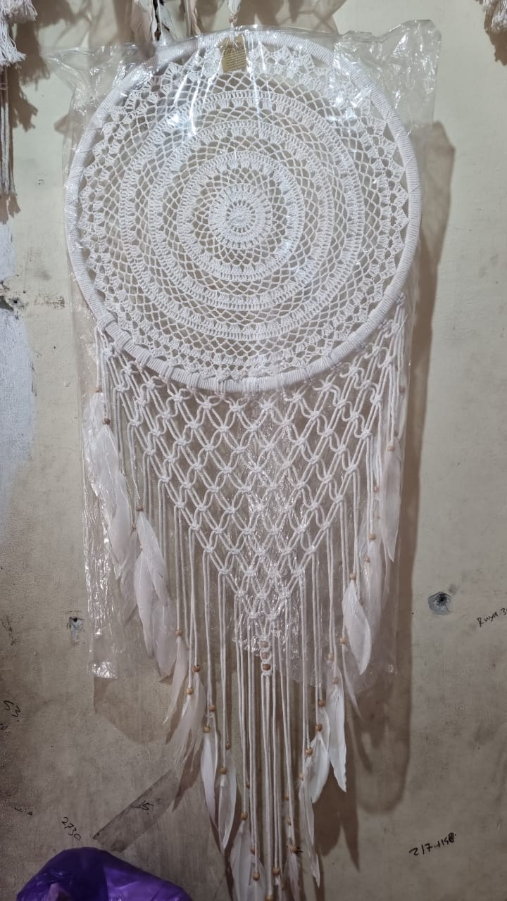 Handmade 50cm (19.6 inch) white crochet cotton dreamcatcher wall hanging with feathers and wooden beads – boho macrame decor.