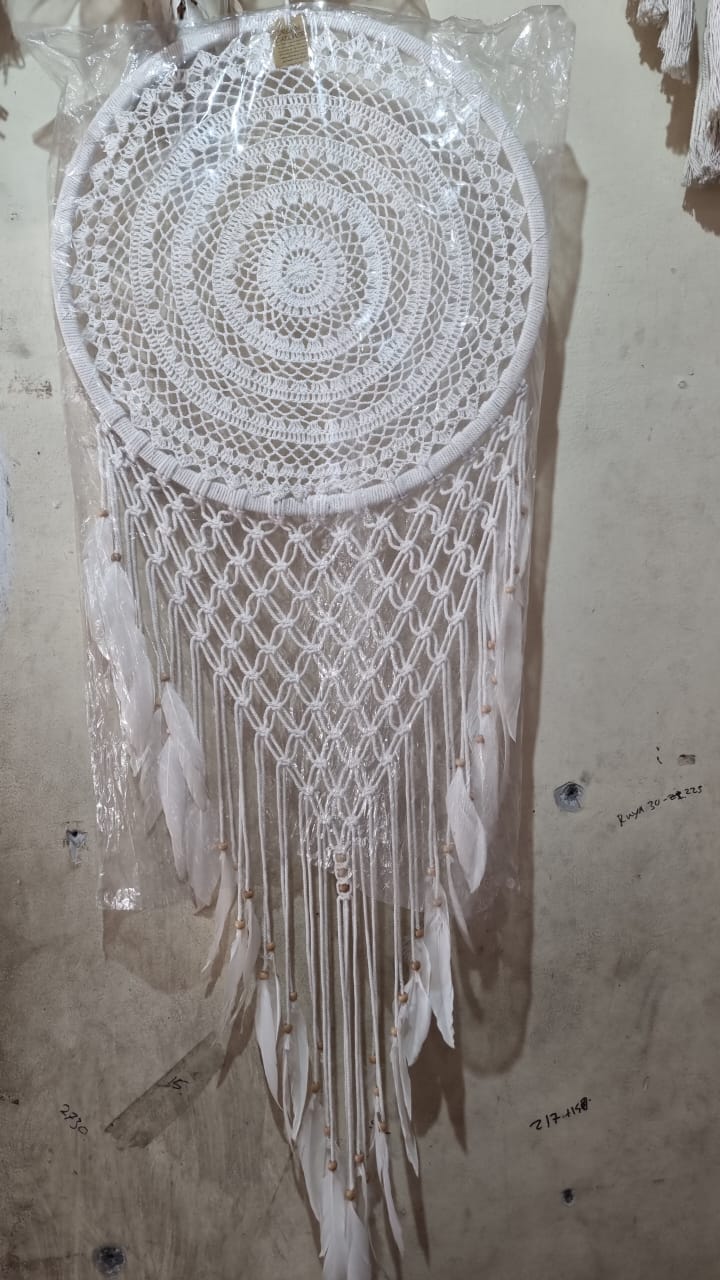 Handmade 50cm (19.6 inch) white crochet cotton dreamcatcher wall hanging with feathers and wooden beads – boho macrame decor.