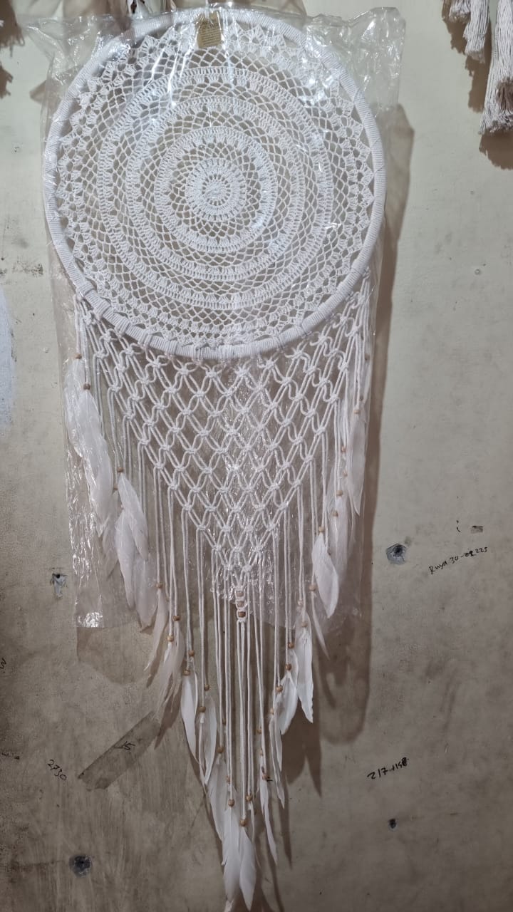 Handmade 50cm (19.6 inch) white crochet cotton dreamcatcher wall hanging with feathers and wooden beads – boho macrame decor.