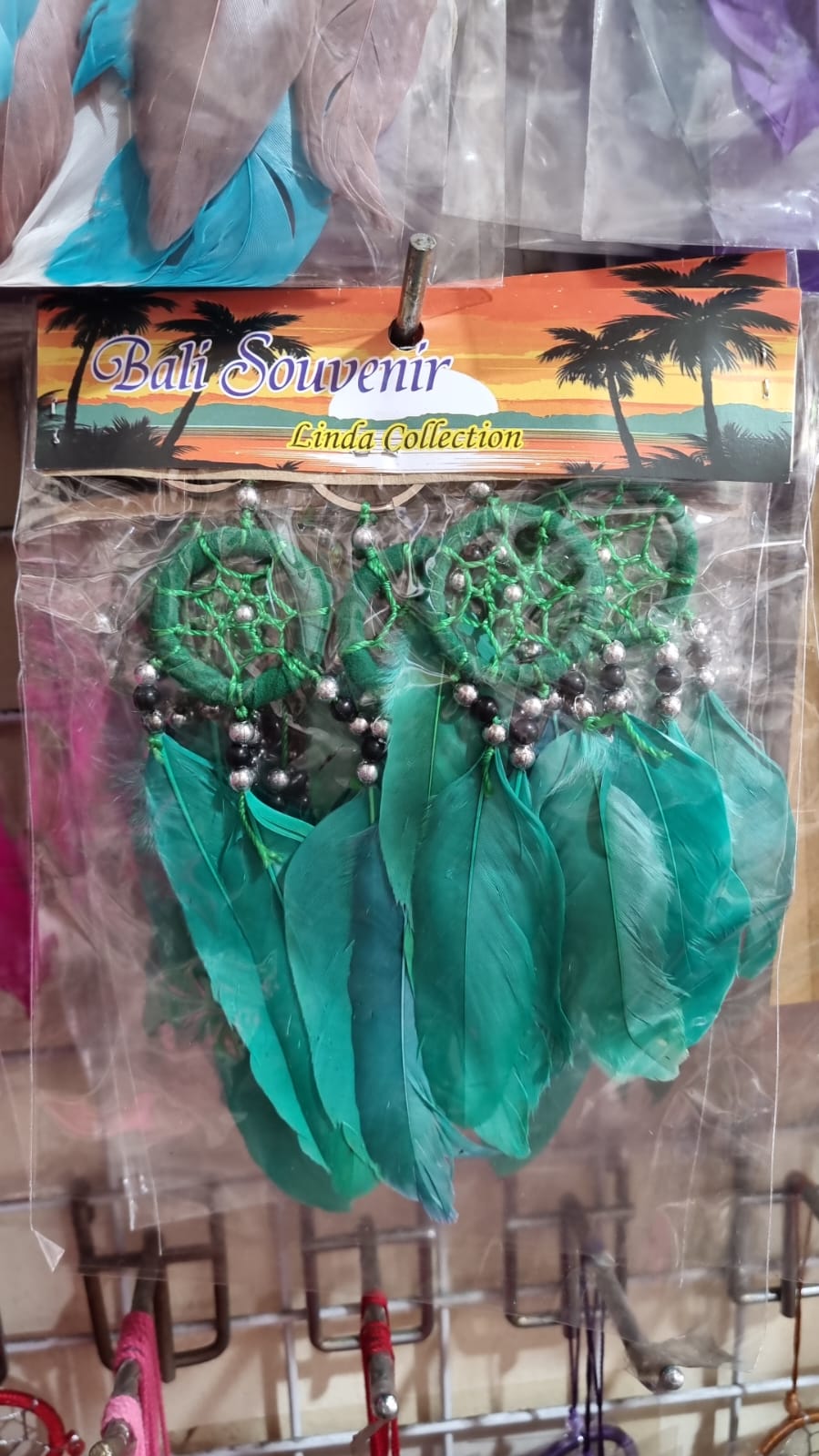 Handmade 3cm mini dreamcatcher keychain with feathers and beads – boho accessory pack for gifts and wholesale.