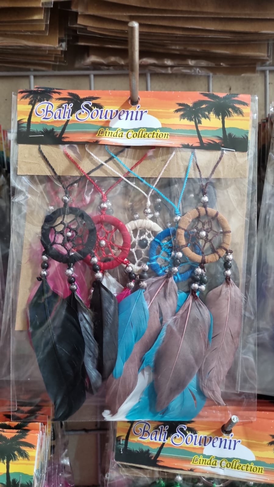 Handmade 3cm mini dreamcatcher keychain with feathers and beads – boho accessory pack for gifts and wholesale.