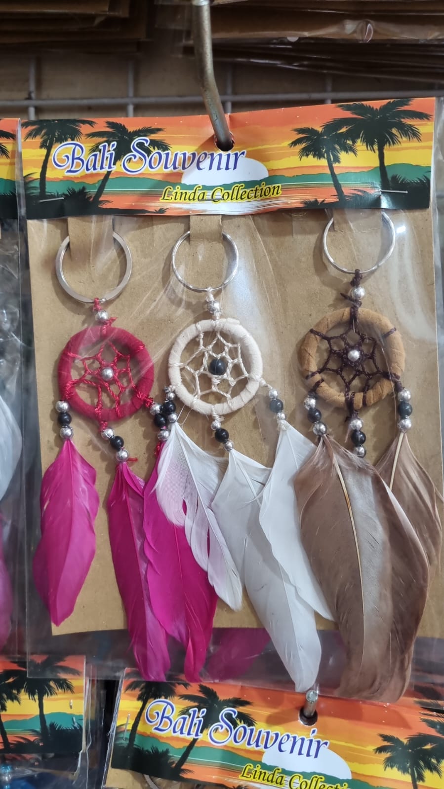 Handmade 3cm mini dreamcatcher keychain with feathers and beads – boho accessory pack for gifts and wholesale.