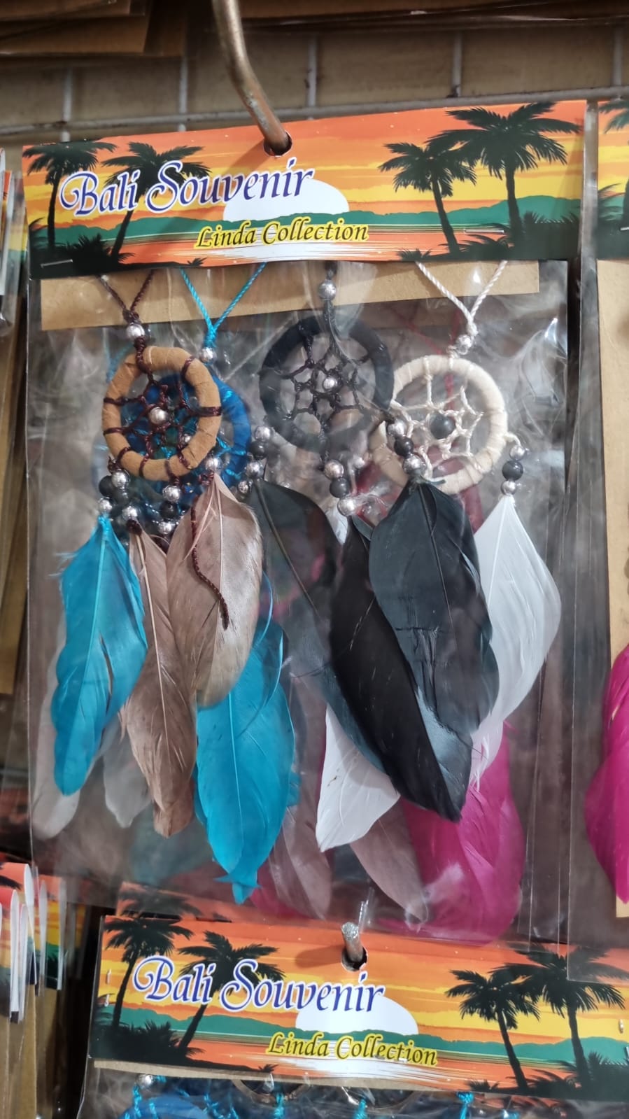 Handmade 3cm mini dreamcatcher keychain with feathers and beads – boho accessory pack for gifts and wholesale.