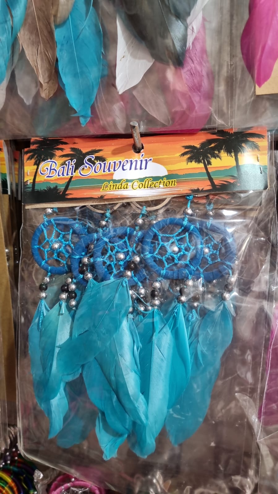 Handmade 3cm mini dreamcatcher keychain with feathers and beads – boho accessory pack for gifts and wholesale.