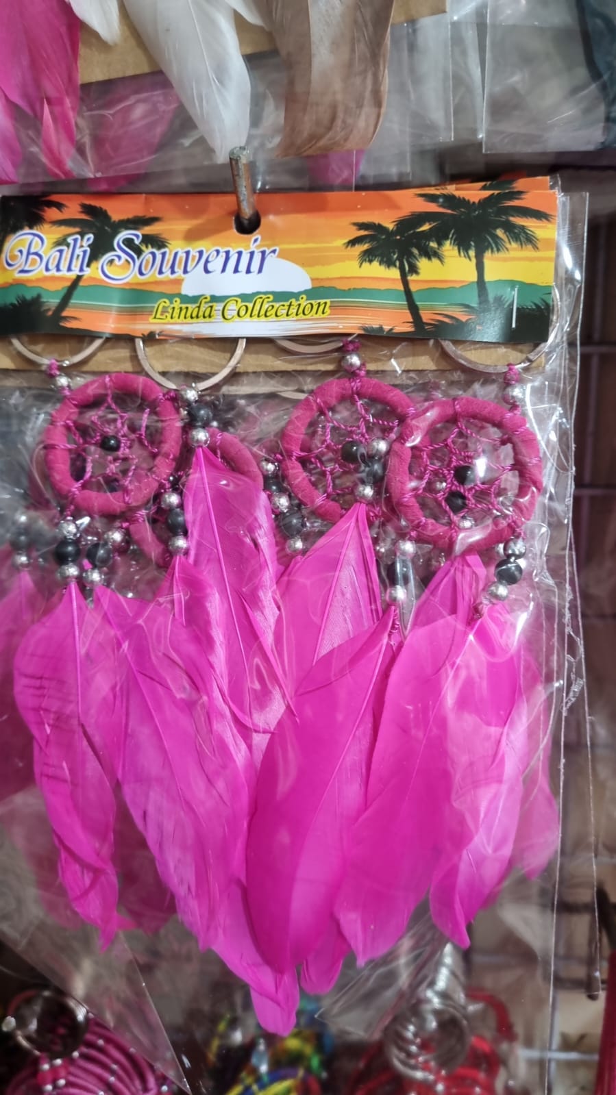 Handmade 3cm mini dreamcatcher keychain with feathers and beads – boho accessory pack for gifts and wholesale.
