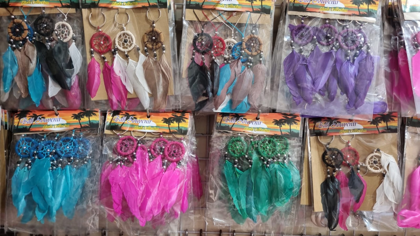 Handmade 3cm mini dreamcatcher keychain with feathers and beads – boho accessory pack for gifts and wholesale.