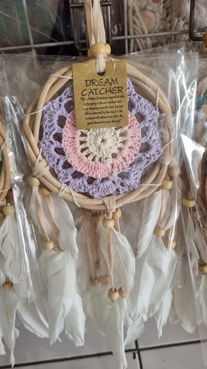 Mini oval butterfly dreamcatcher with macrame cotton, soft feathers, and wooden beads – 12cm handmade wall decor