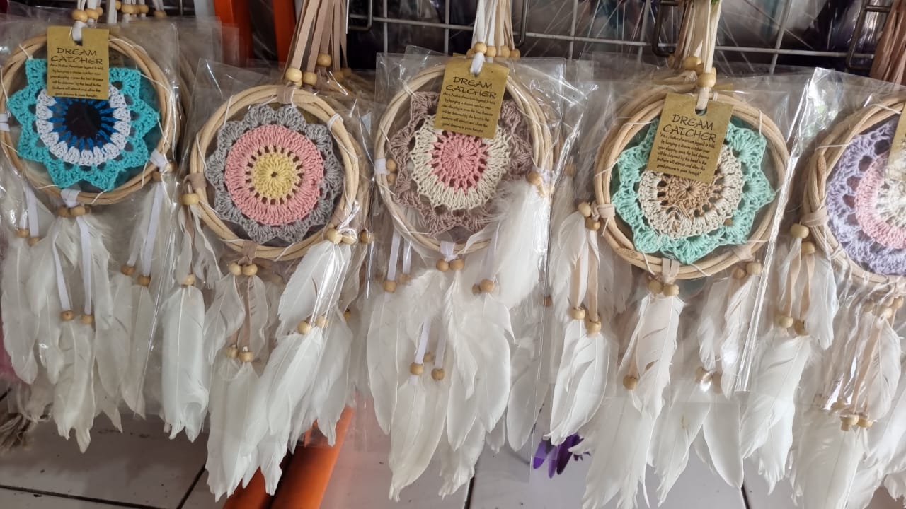 Mini oval butterfly dreamcatcher with macrame cotton, soft feathers, and wooden beads – 12cm handmade wall decor