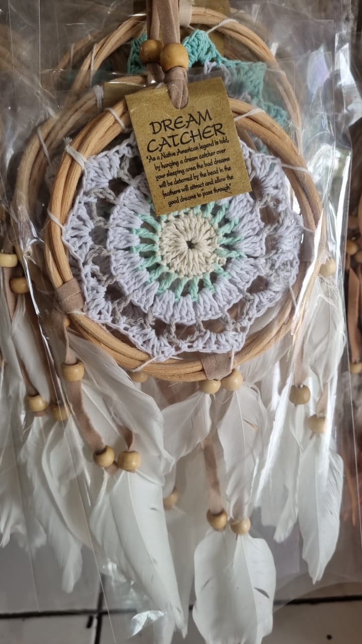 Mini oval butterfly dreamcatcher with macrame cotton, soft feathers, and wooden beads – 12cm handmade wall decor
