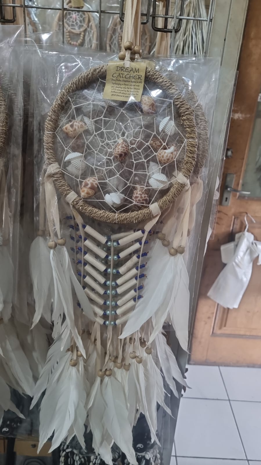 Coastal-style dreamcatcher with natural shells, bone beads, and white feathers – 16cm handmade boho wall decor