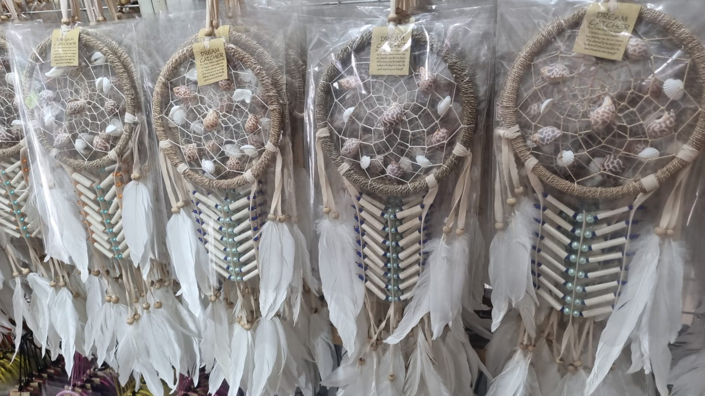 Coastal-style dreamcatcher with natural shells, bone beads, and white feathers – 16cm handmade boho wall decor