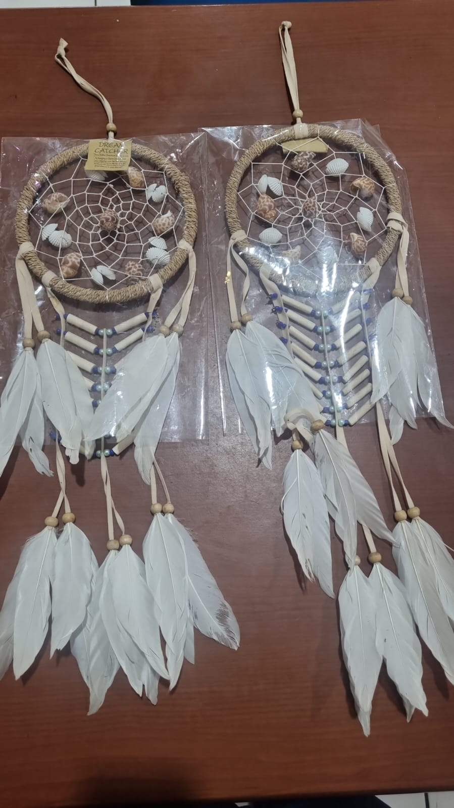 Coastal-style dreamcatcher with natural shells, bone beads, and white feathers – 16cm handmade boho wall decor