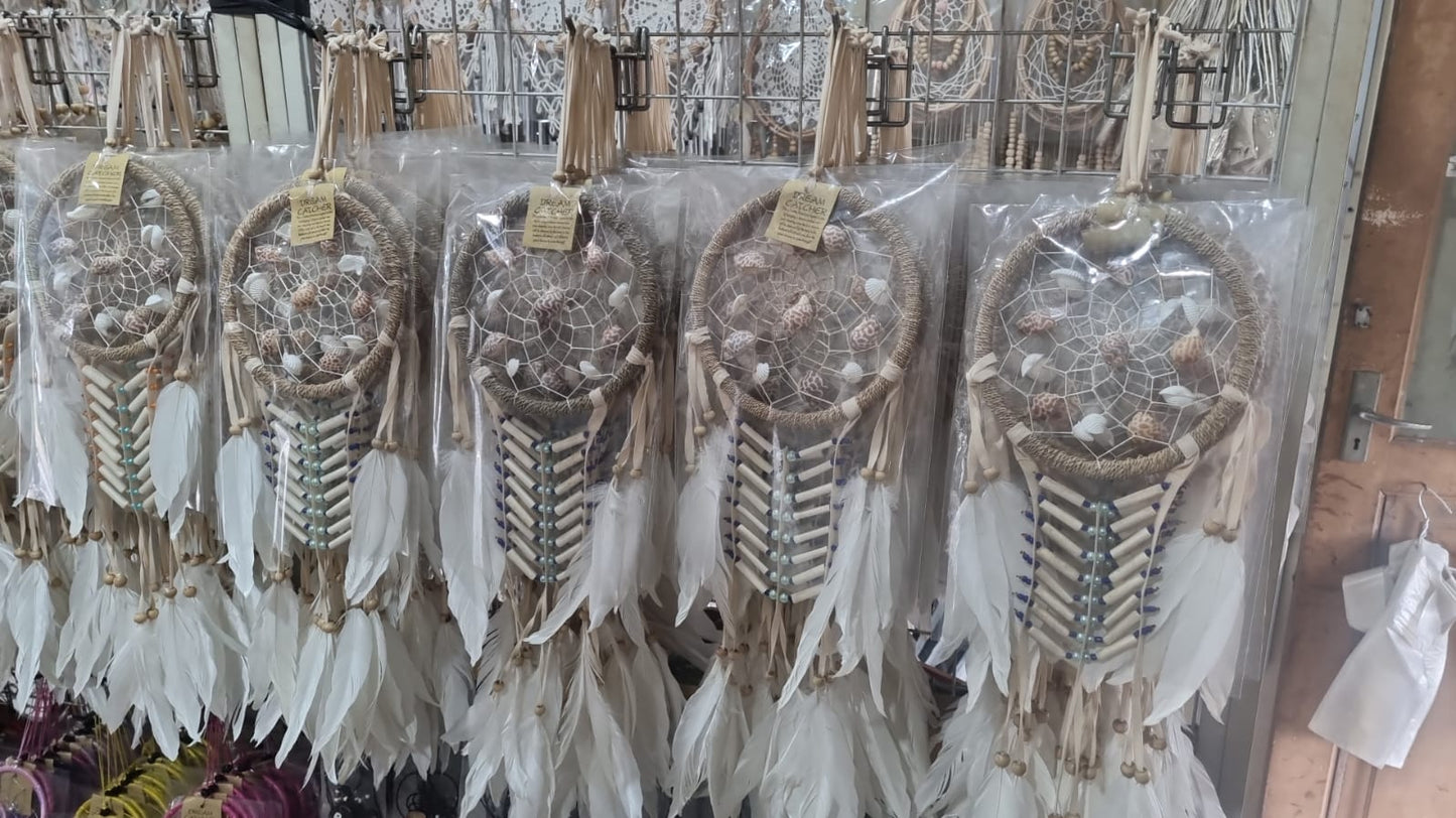 Coastal-style dreamcatcher with natural shells, bone beads, and white feathers – 16cm handmade boho wall decor