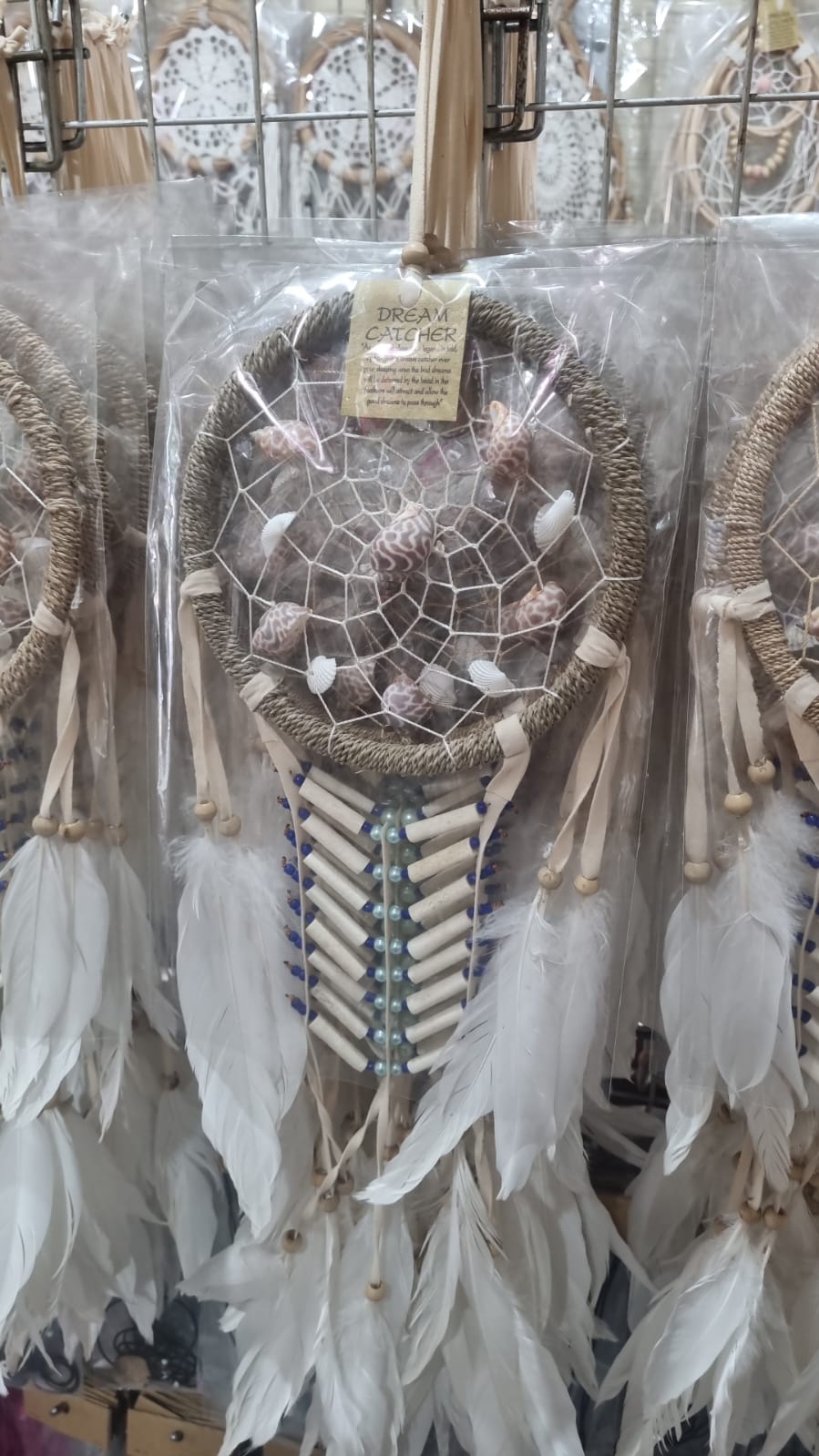 Coastal-style dreamcatcher with natural shells, bone beads, and white feathers – 16cm handmade boho wall decor