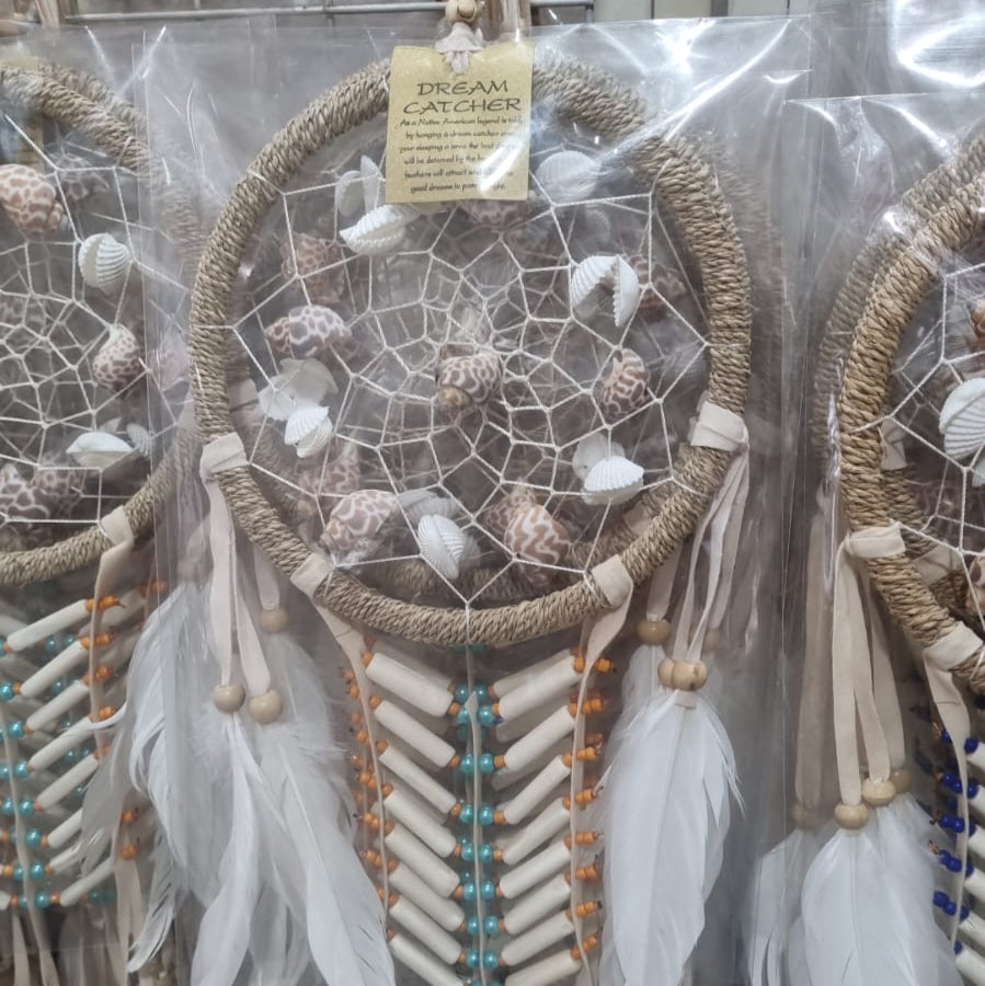 Coastal-style dreamcatcher with natural shells, bone beads, and white feathers – 16cm handmade boho wall decor
