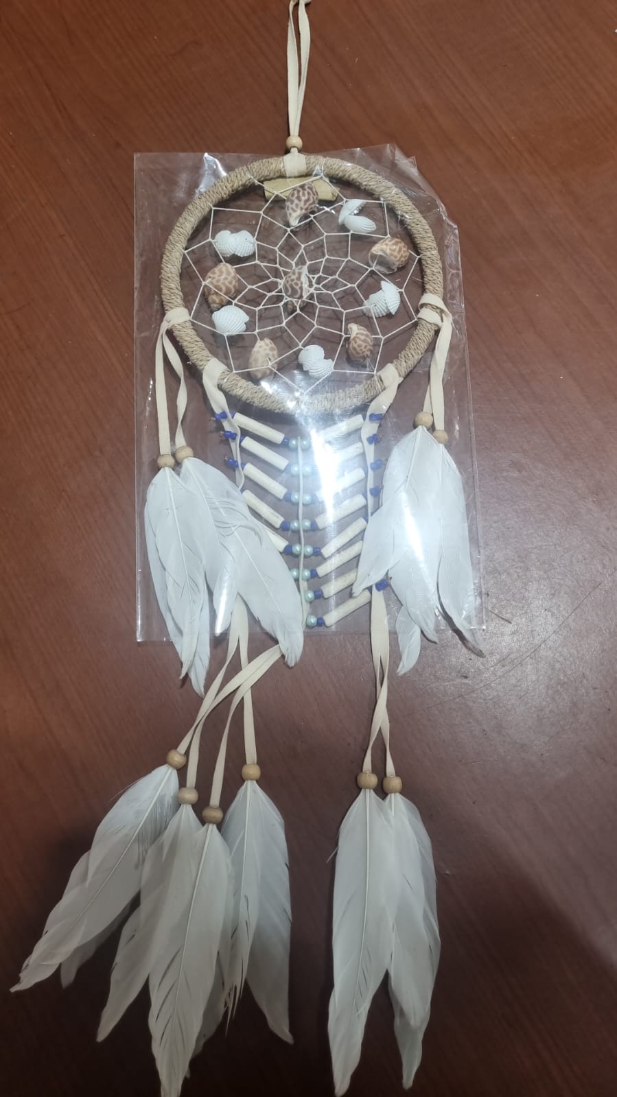 Coastal-style dreamcatcher with natural shells, bone beads, and white feathers – 16cm handmade boho wall decor