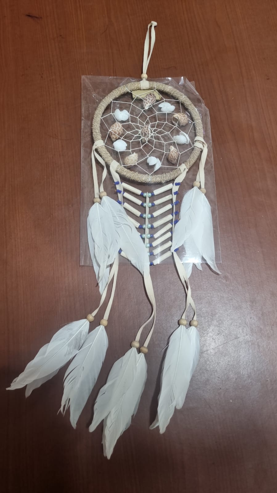 Coastal-style dreamcatcher with natural shells, bone beads, and white feathers – 16cm handmade boho wall decor