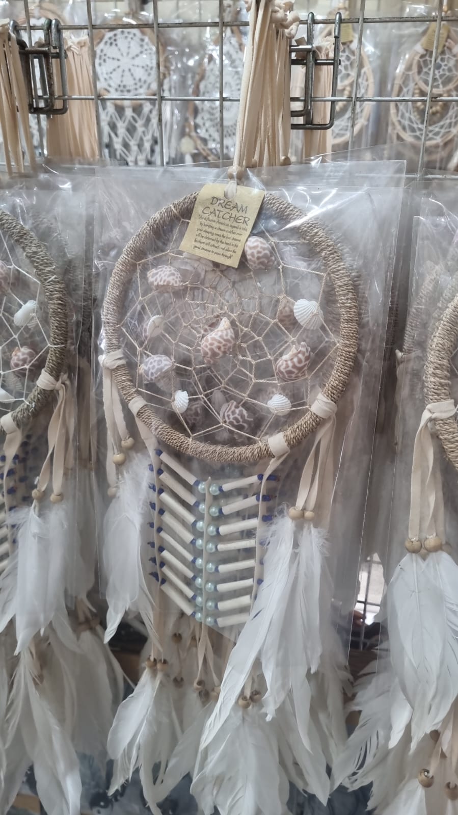 Coastal-style dreamcatcher with natural shells, bone beads, and white feathers – 16cm handmade boho wall decor