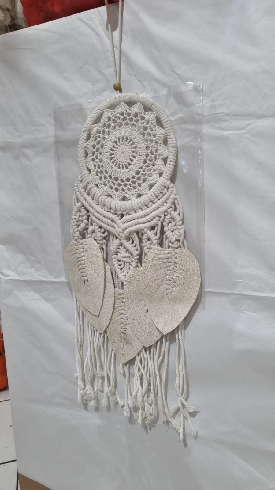 Crochet dreamcatcher with macrame leaf design, 17cm hoop, handmade with cotton rope – neutral boho wall hanging
