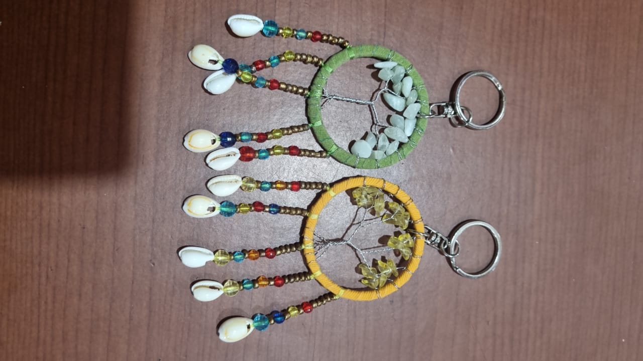 Mini handmade dreamcatcher keychain 5cm with stones, shells, colorful beads, and boho design – perfect for gifts, cars, or bags