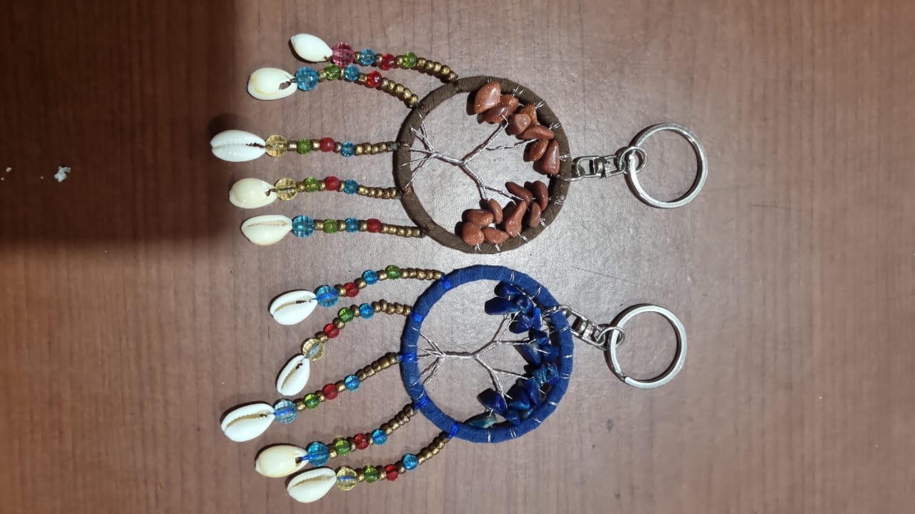 Mini handmade dreamcatcher keychain 5cm with stones, shells, colorful beads, and boho design – perfect for gifts, cars, or bags