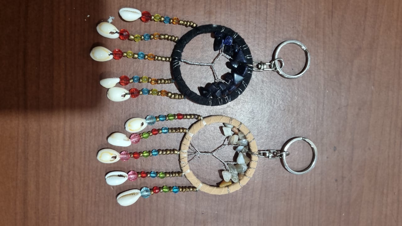 Mini handmade dreamcatcher keychain 5cm with stones, shells, colorful beads, and boho design – perfect for gifts, cars, or bags