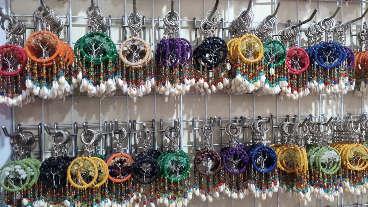 Mini handmade dreamcatcher keychain 5cm with stones, shells, colorful beads, and boho design – perfect for gifts, cars, or bags