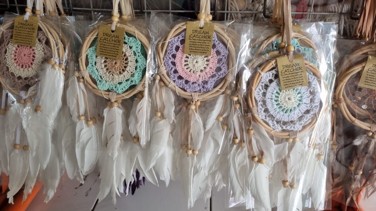 Mini oval butterfly dreamcatcher with macrame cotton, soft feathers, and wooden beads – 12cm handmade wall decor