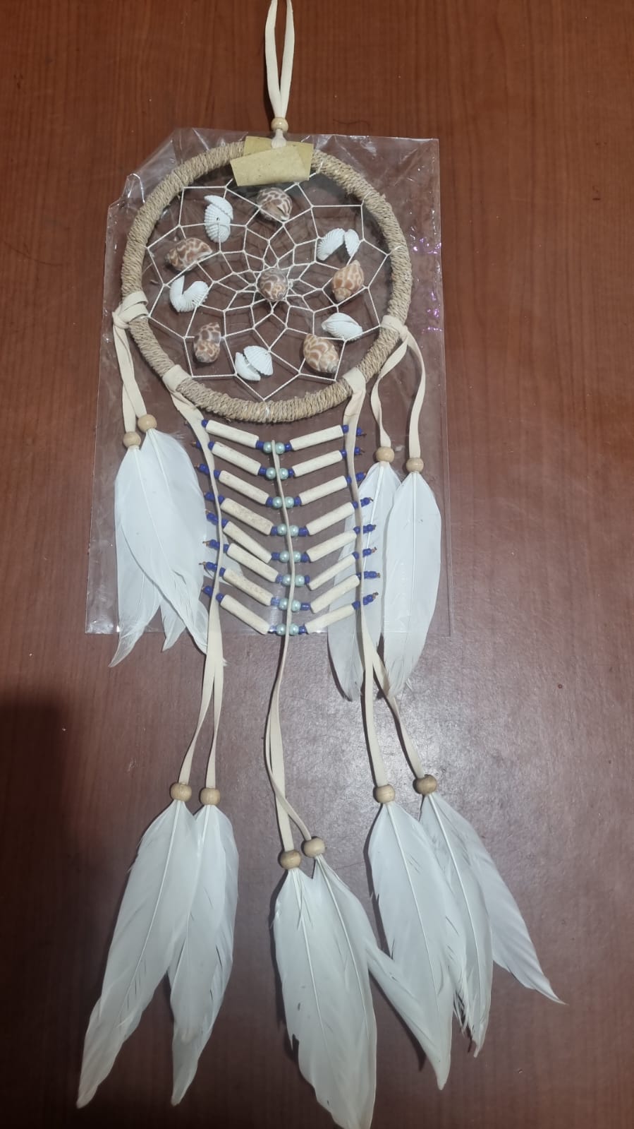 Coastal-style dreamcatcher with natural shells, bone beads, and white feathers – 16cm handmade boho wall decor