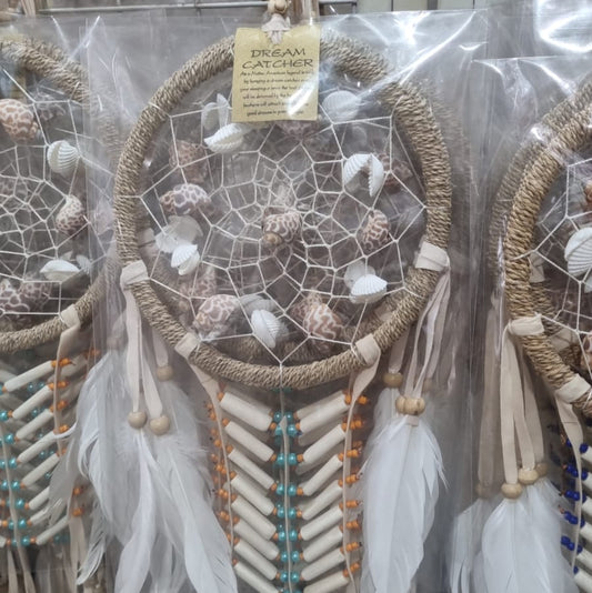 Coastal-style dreamcatcher with natural shells, bone beads, and white feathers – 16cm handmade boho wall decor