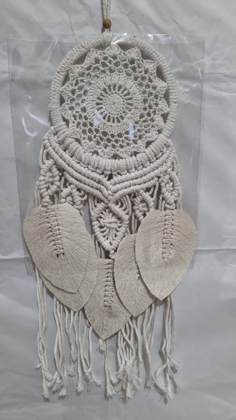 Crochet dreamcatcher with macrame leaf design, 17cm hoop, handmade with cotton rope – neutral boho wall hanging

