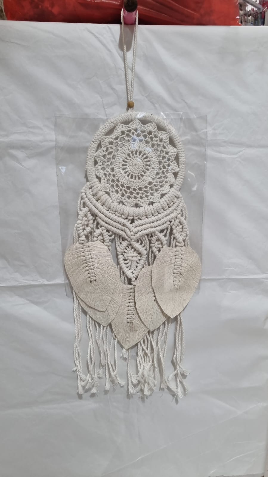 Crochet dreamcatcher with macrame leaf design, 17cm hoop, handmade with cotton rope – neutral boho wall hanging

