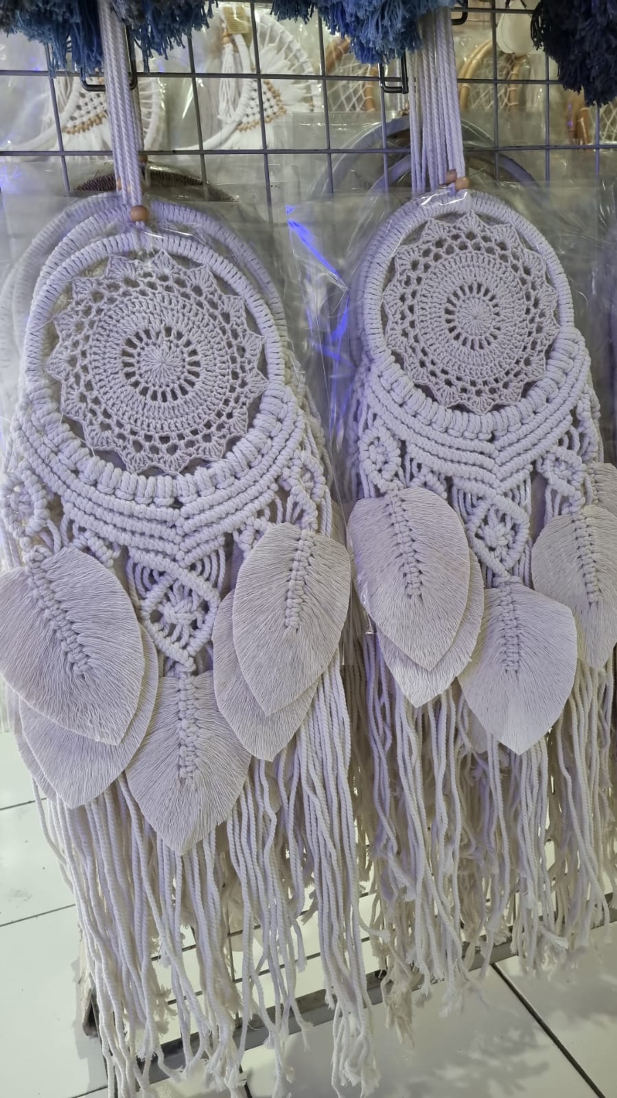 Crochet dreamcatcher with macrame leaf design, 17cm hoop, handmade with cotton rope – neutral boho wall hanging

