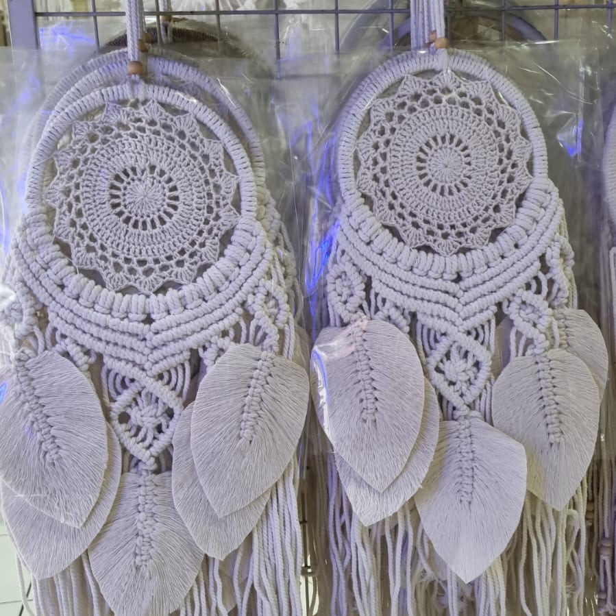 Crochet dreamcatcher with macrame leaf design, 17cm hoop, handmade with cotton rope – neutral boho wall hanging

