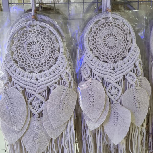 Crochet dreamcatcher with macrame leaf design, 17cm hoop, handmade with cotton rope – neutral boho wall hanging

