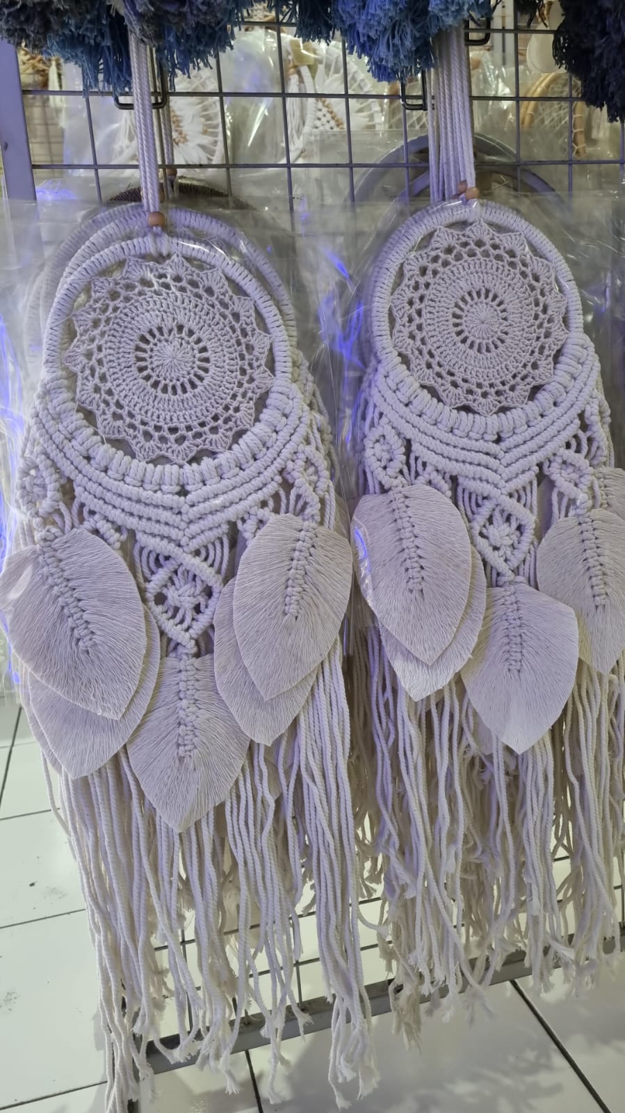 Crochet dreamcatcher with macrame leaf design, 17cm hoop, handmade with cotton rope – neutral boho wall hanging

