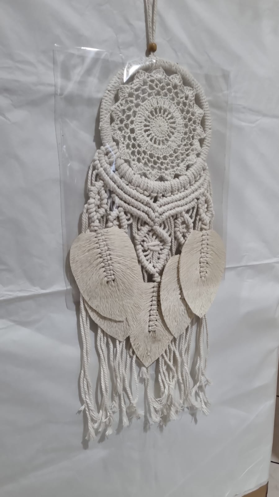 Crochet dreamcatcher with macrame leaf design, 17cm hoop, handmade with cotton rope – neutral boho wall hanging

