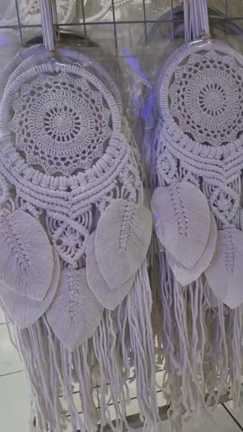 Crochet dreamcatcher with macrame leaf design, 17cm hoop, handmade with cotton rope – neutral boho wall hanging

