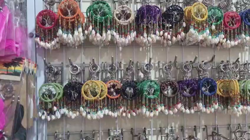 Mini handmade dreamcatcher keychain 5cm with stones, shells, colorful beads, and boho design – perfect for gifts, cars, or bags