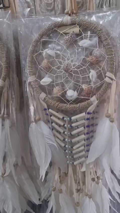 Coastal-style dreamcatcher with natural shells, bone beads, and white feathers – 16cm handmade boho wall decor