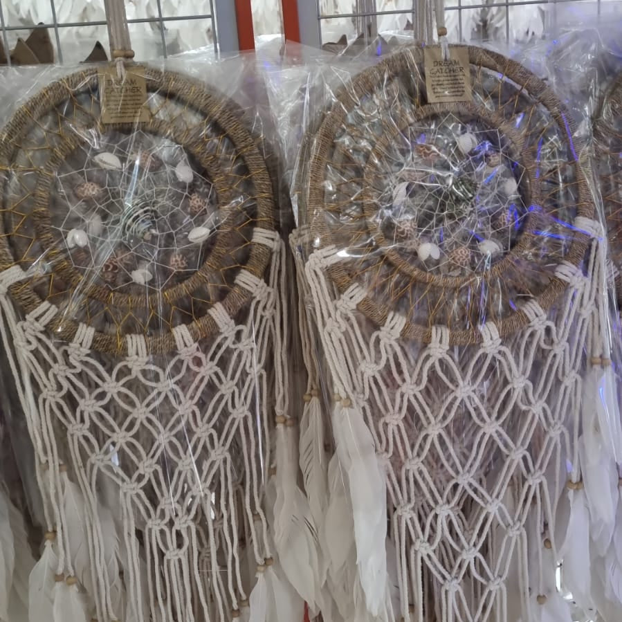 Large boho dreamcatcher with agel wrapped hoop, macrame knots, white feathers, and sea shell decor – 25cm handmade coastal wall hanging

